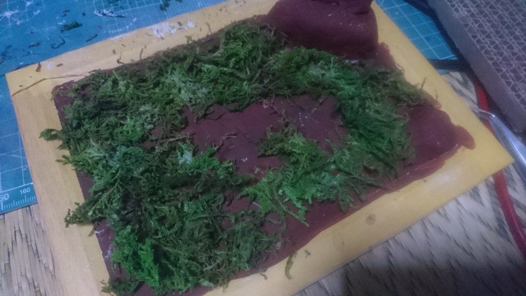 絵具が乾いたらグリーンモスを置き上から水で薄めたボンドを垂らして接着します。