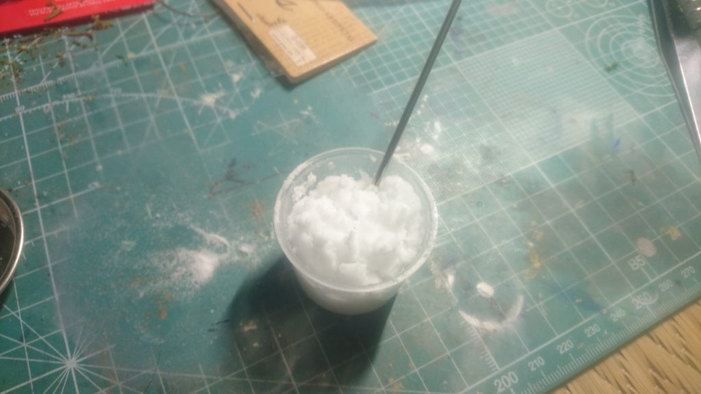 次は、雪の作成です。
水で薄めたボンドに重曹を加えて混ぜます。
雪っぽく出来たらジオラマに乗せていきましょう。
最後に装飾品を配置したら完成です！