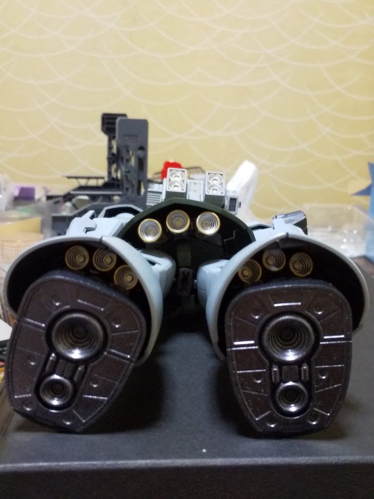 スカート内と足元のバーニア塗り分け、気にいってます。
足裏……忘れてます。