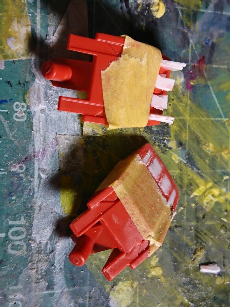 脚の裏では肉抜きプラ板も製作!