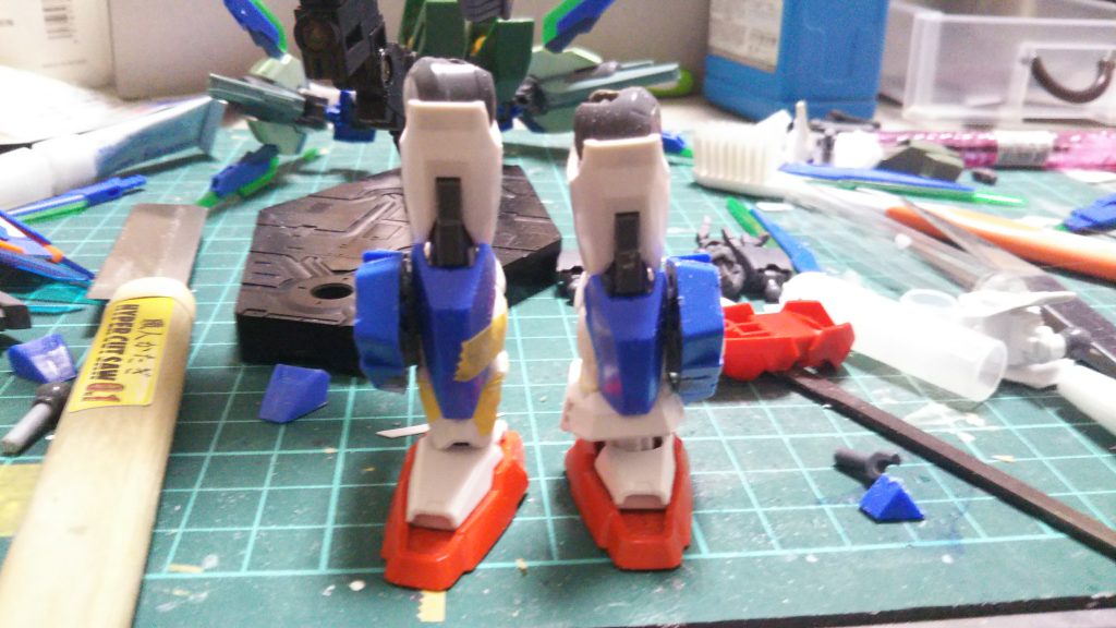 足はクアンタをベースにアンクルアーマーをSDEXトライバーニングを使用
スリッパをSDエクシアを使用
ふくらはぎ横にはダブルオーダイバーのバインダーを取り付け