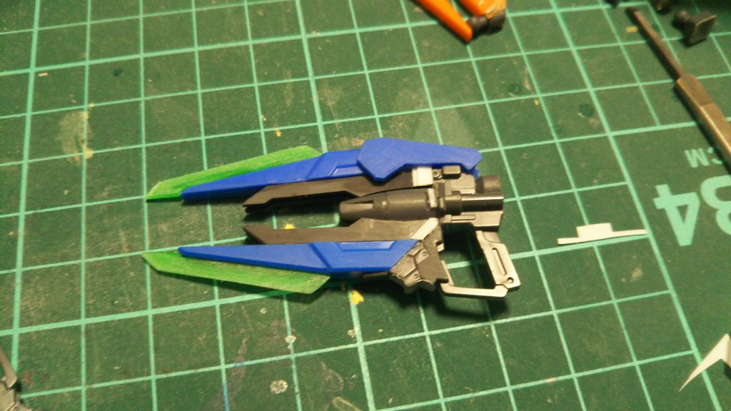 ショートライフルソードはグリップ周りはユニコーンのビームマグナム
そこにクアンタのGNソードⅤの基部とソードビットをミキシングしてます