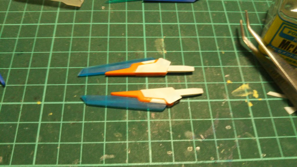 ダガーはスクランブルの羽を加工して製作