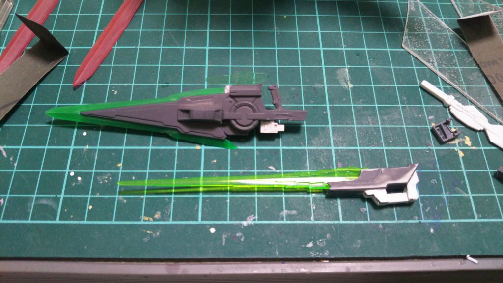 ソードブラスターはアイズ(リボーンズやリバーシブルにも入ってる)ライフルのグリップ周りを基部にクアンタのソードビットをミキシング
グリップ下のカバー兼ビームサーベルはプラ板でスクラッチ
サーベル基部にはエクシアの物を流用
エフェクトはダブルエックスの物を使ってます