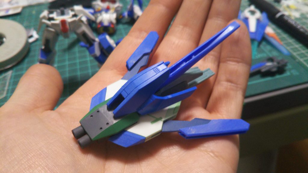 バインダーはダブルオースカイHWSのダインスレイブ？の部分を基部にクアンタのソードビットとオーライザーと過去のHG買うと貰えたカスタムパーツをミキシング