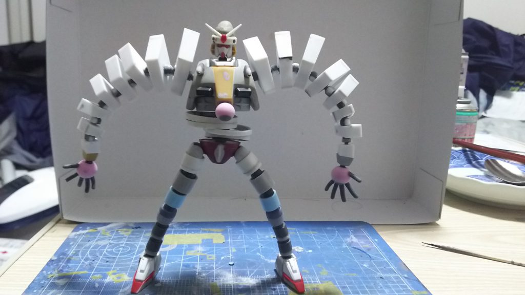 塗装前の全体像。
胴体はリーオーNPDをベースにパテやプラ板で形状変更しました。
ピエロの目の部分はビルダーズパーツのエンブレムの連邦小のものを加工してます。
脚部は股関節との接続にデスティニーの肩パーツを使用した他はバンダイやコトブキヤのボールジョイントにプラパイプを被せて製作しました。