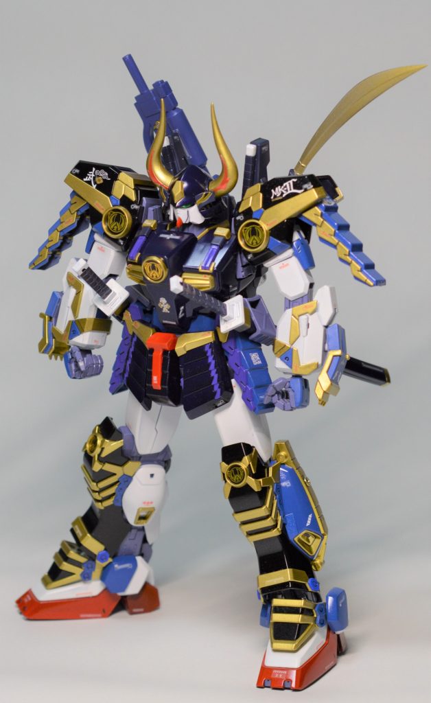 キットでは金色部分が全て金メッキですが、キラキラ過ぎてちょっと合わないかなと思い、メッキパーツも塗装しなおしました。・肌（？）：マットホワイト。・肩と膝の甲冑部分：つやありブラック→パールクリア仕上げ。・兜、胸部、腰回り、鞘：ダークブルーメタリック。・青：マリンブルー。・紫：パープル。・赤：ブライトマイカレッド。その他細部のスミ入れや部分塗装を行っています。