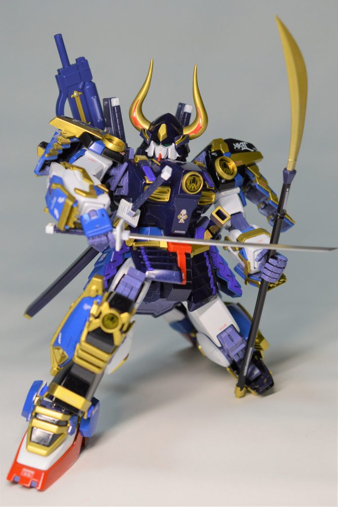 太刀・虎鉄丸。刀身もシルバーメタリックで塗り直しました。大仰な甲冑ですが可動範囲はなかなかです。