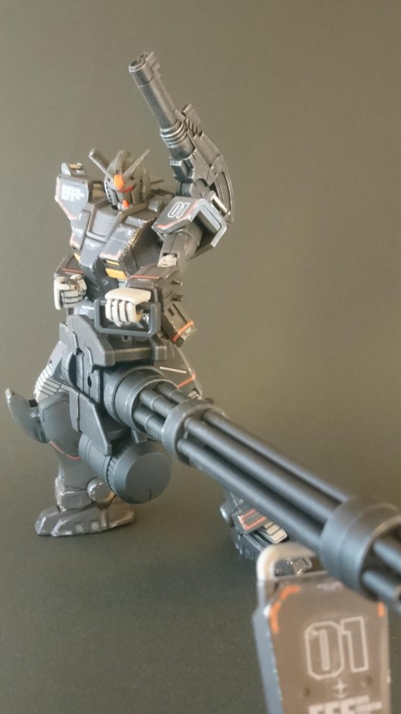 ガトリングを構えさせました。本当は雑誌付録のロングレンジビームライフルがあればよかったのですが、、。