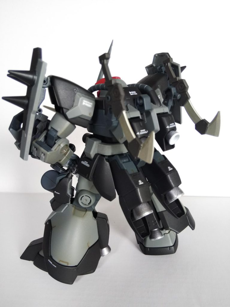 スパイクシールドは肩に取り付け、鉄血オプションセット7のアサルトナイフを背部に装備