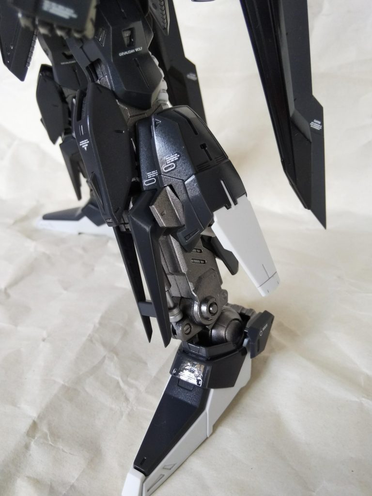 脚部スラスターは少し手を加えて、フィン付きのものにしました。同じデザインのデカールが近い位置で重なってしまったのはミスです…