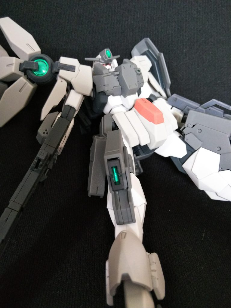 膝にもクリアパーツ仕込んでます(中にホイルシール貼ってます)