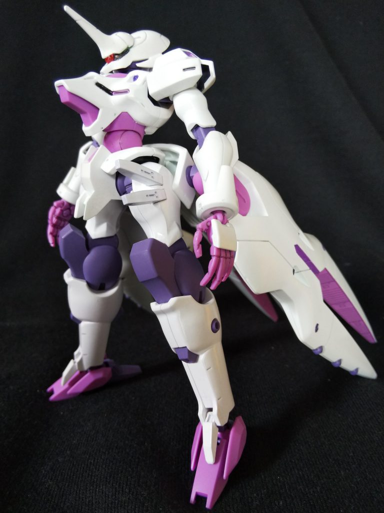 普通に立った状態。肩や腰の装甲の内側はダークグレーで塗っています