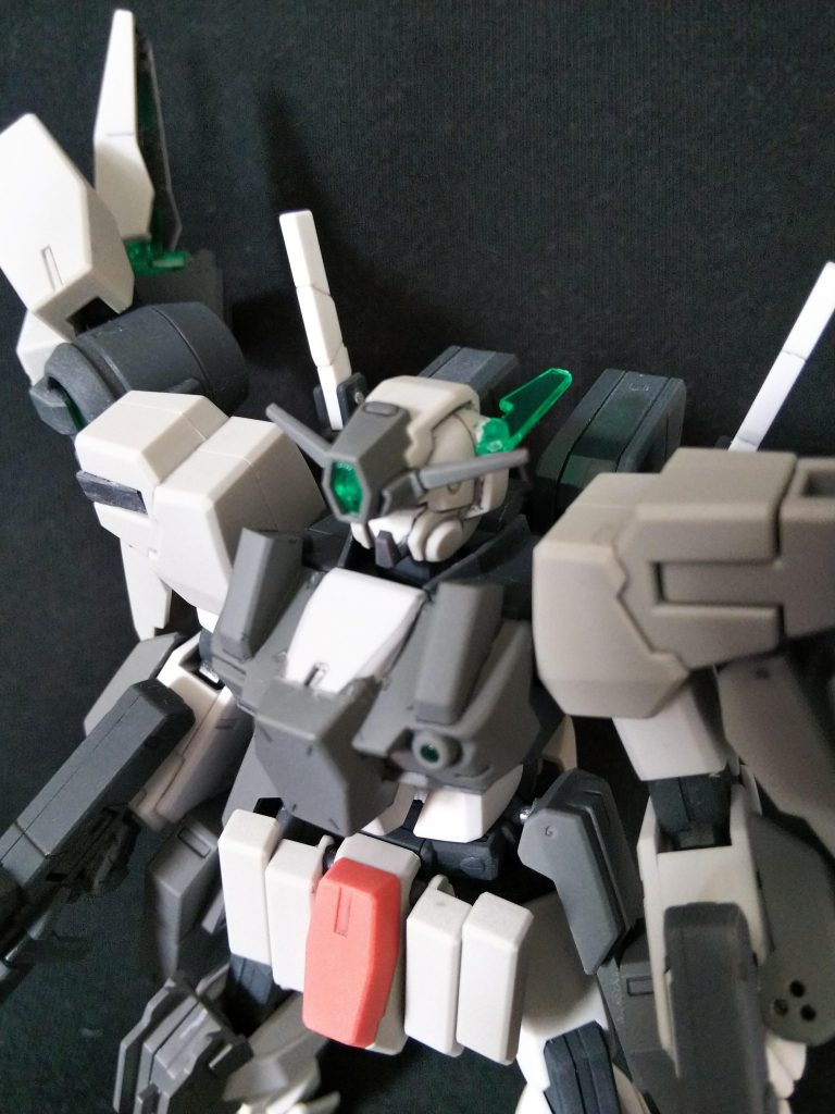 頭部の黄色いアンテナの代わりにライフル用のクリアパーツを差し込みセンサーにしました