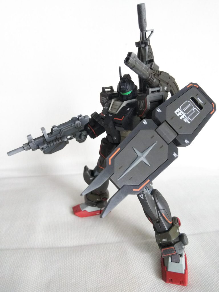 胸のダクトやシールドの十字も落ち着いた色にしてみました