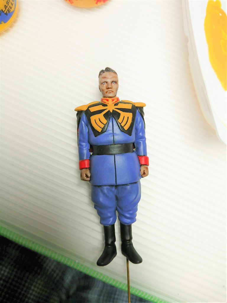 黄色の装飾をシタデルベース アヴァーランドサンセットで筆塗り