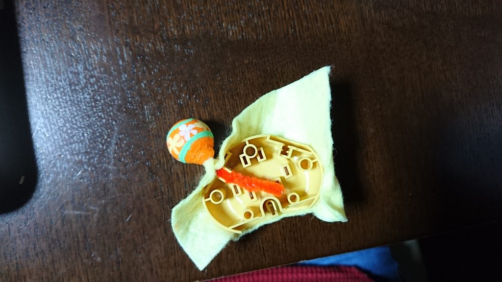 色付けを終えたら、紐を通す部分にモールをつけて、くま耳の穴に差し込んで固定しています。