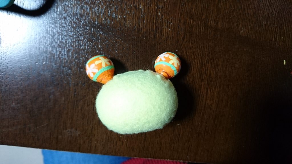 全体をシールフェルトでくるんで顔の出来上がり。
途中経過の写真は残していませんが、足は付属の足首を使わず、樹脂粘土で埋め込みました。
口の穴やお腹、手先も含めて、パテというものを使った方が綺麗だったんだろうなぁ…