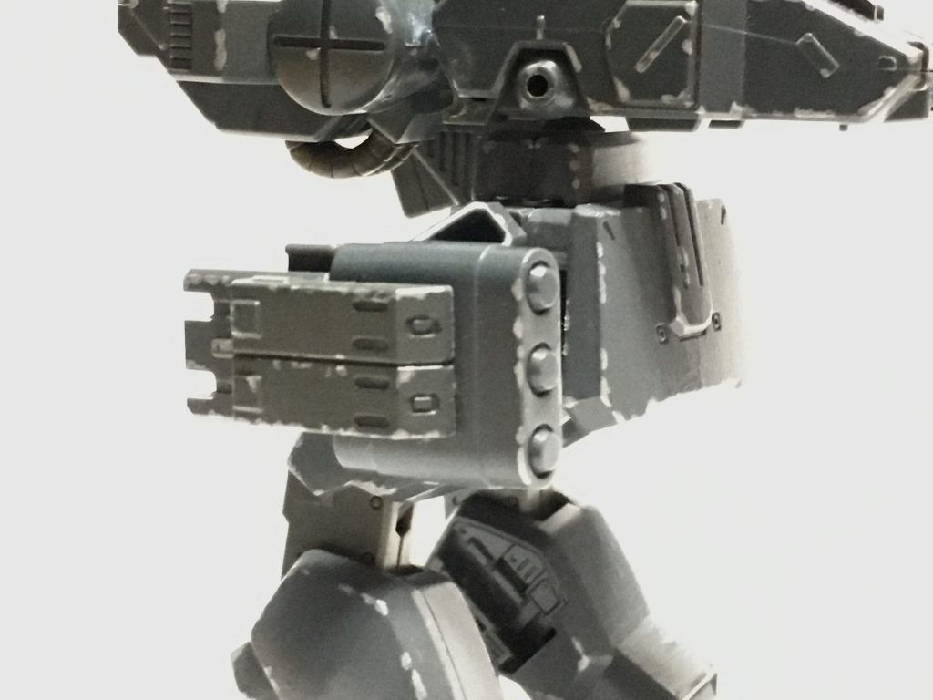 腰部には自衛用の地対空ミサイル、対戦車ミサイルを装備しています。