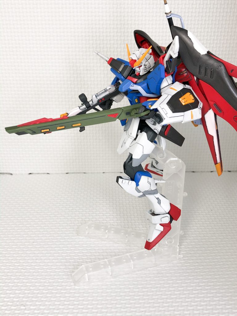 高エネルギー超射程ビーム砲です。
塗り分けやプラ板で補強し、細長い棒に見えないようにしました。