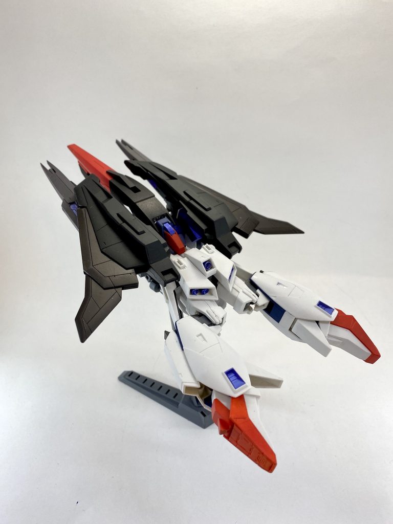 飛行形態の完成です。この写真では背中のアームにパーツを取り付けスタンドに接続しています。