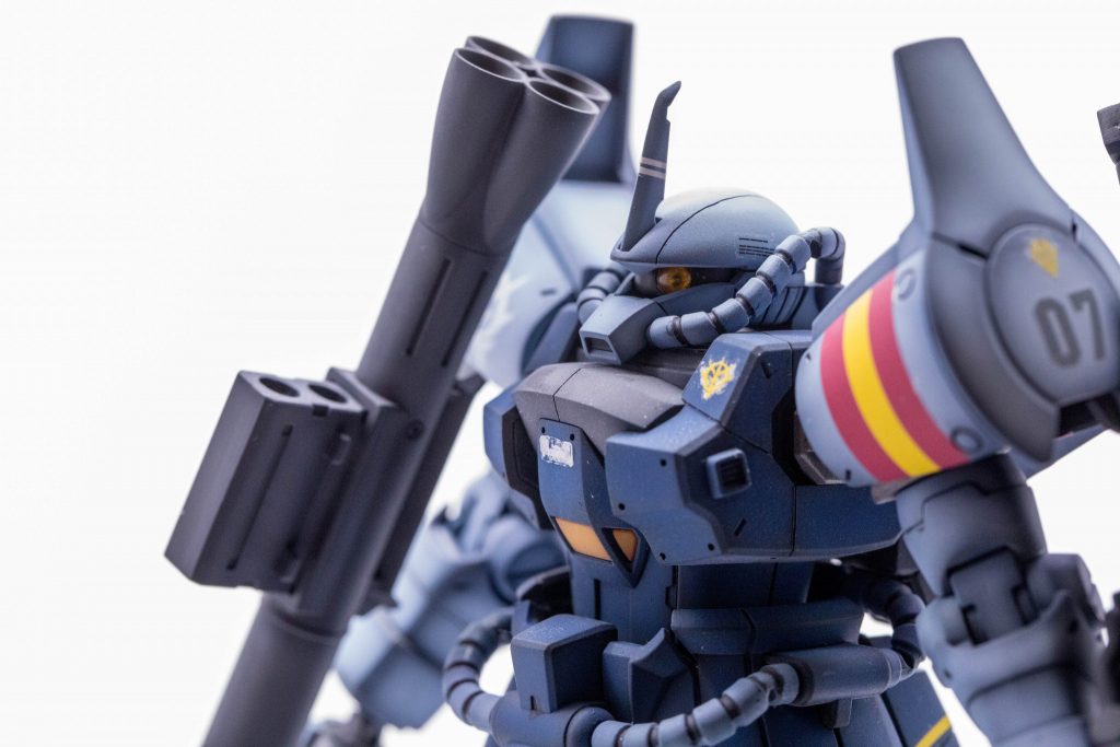 モノアイ部は細工して市販のパーツはめてます。