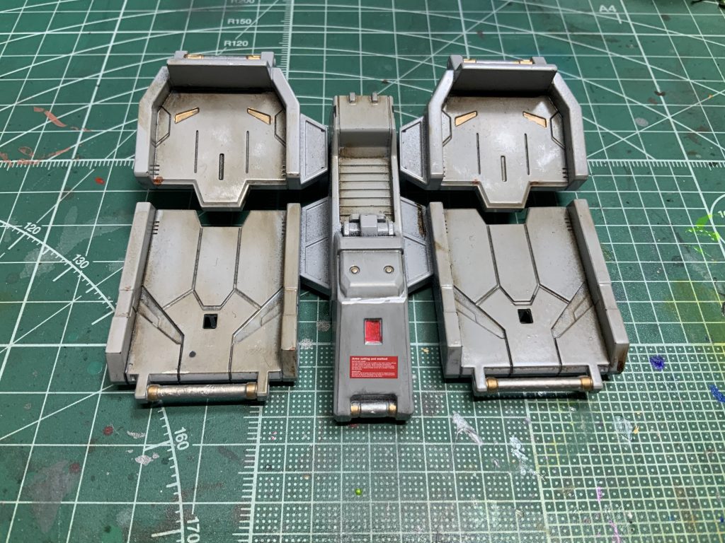 カタパルトはMGのガンダムMK-IIだったかについてたのを全塗装し直してデカールと汚しを😅