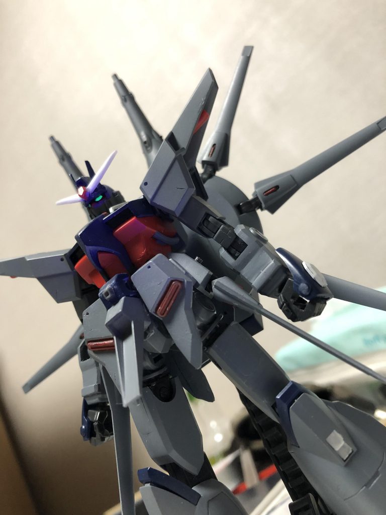 カメラアイは蛍光グリーンで塗装しているのでブラックライトで光ります。