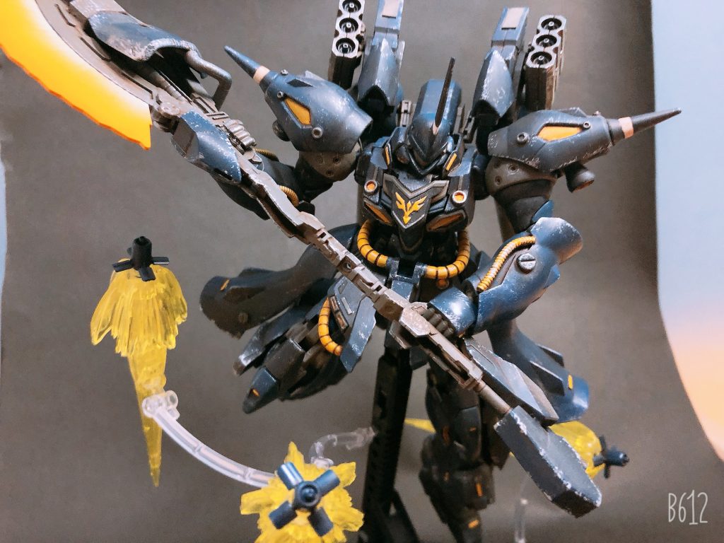 副兵装としてファンネルを装備
近接戦のみでは距離を開けられると不利になってしまうので、相手を逃がさないためにファンネルでさらに相手を追い込みます