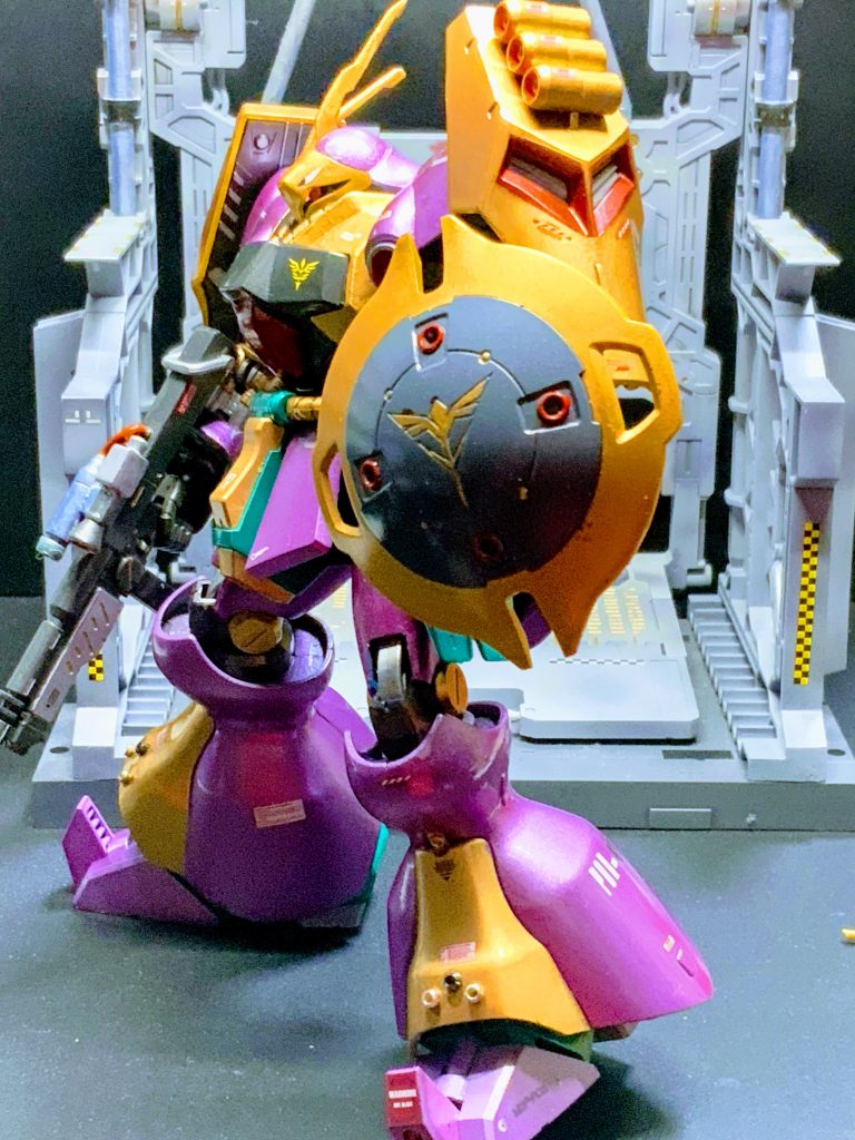 しかし、ピカピカってのホント照明の具合とか撮影難しいですわん ちなみにネオジオン紋章は手塗りです