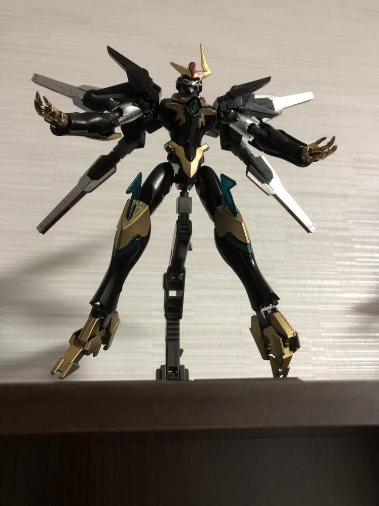 サテライトキャノン
本機の切り札となる武装です
フロートに装着された各リフレクターからエネルギーをクリア部に内蔵された胸部砲台へチャージし、発射するという仕組みになっております。