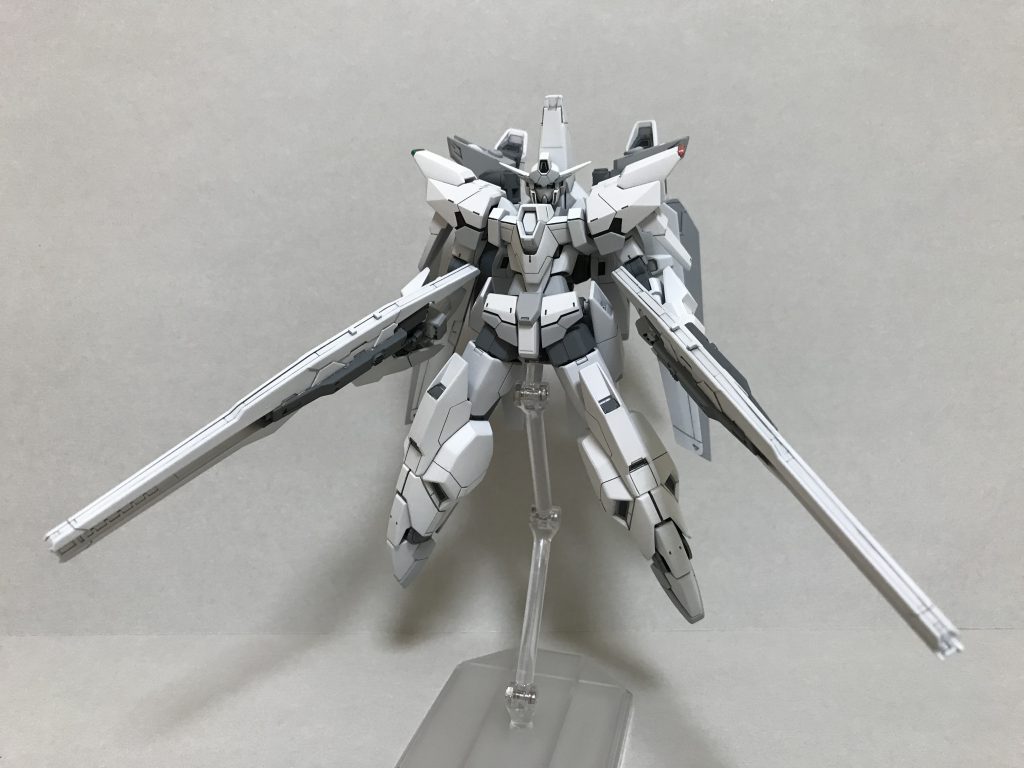 まず目を引くのが両手の武器ですね
シグマシスブラスター
通常時はビーム弾を撃ちます(イメージはVSシリーズのヴァーチェとか)。3オービタルと同じくビームを曲げることができます。
チャージすることで照射ビームを撃つこともできます。
ダブルオースカイGNHWシステムのランサーミサイルを改造して使ってます