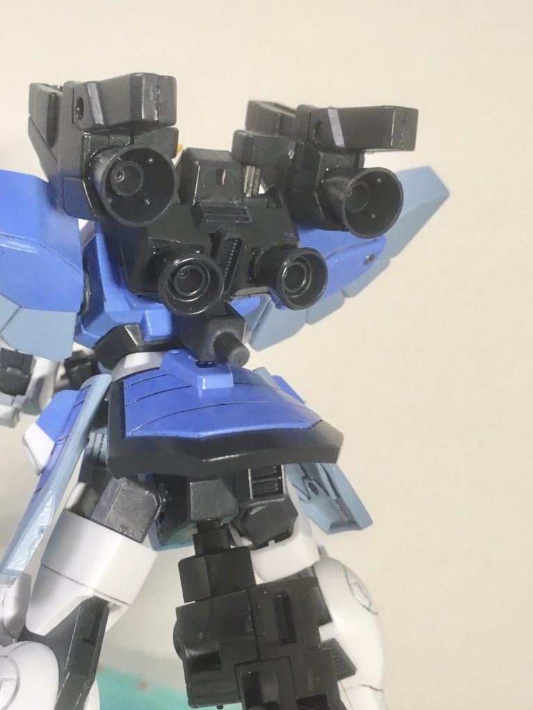 バックパックの各バーニアは元のノズルは割と小さかったので、大型ノズルに替えて推力アップ。
リアスカートには後方に展開して突進時に使用するスラスターを増設してます。