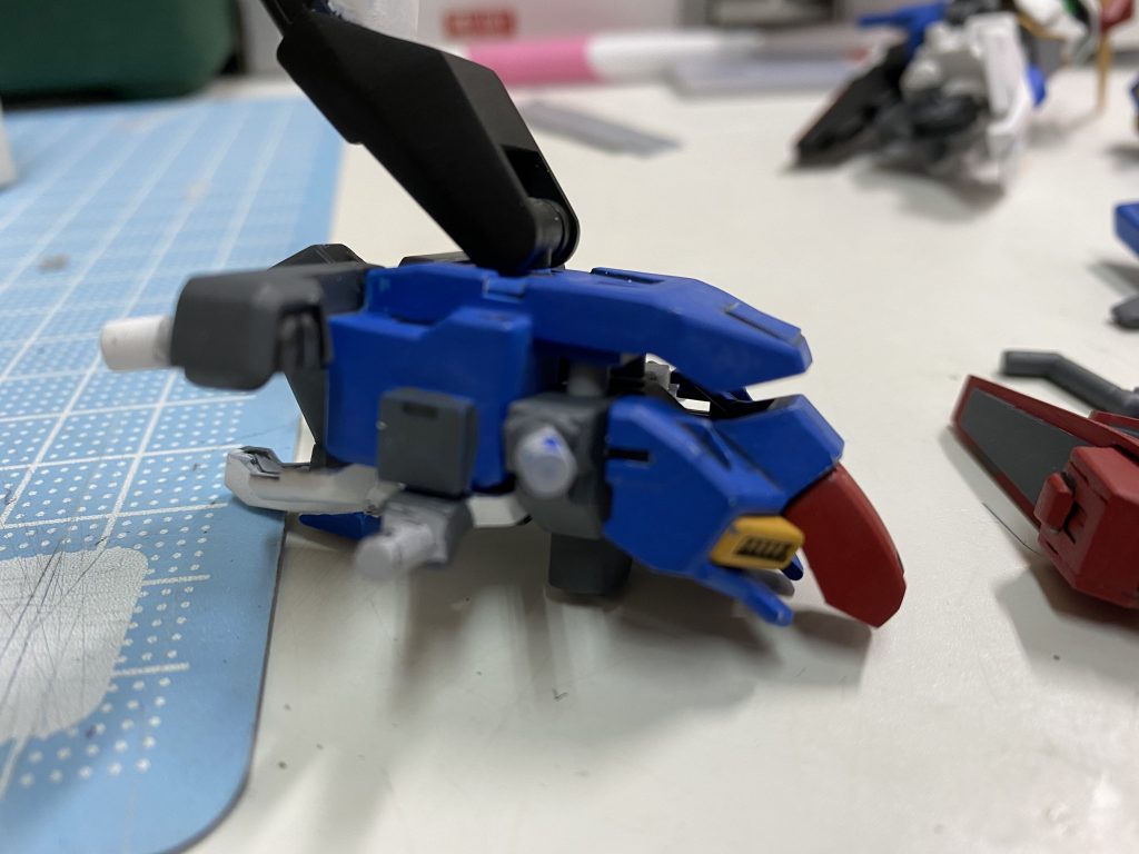 こんな感じでフレームに付けます。フレームはパテで隙間が無くなるように整形してあります。