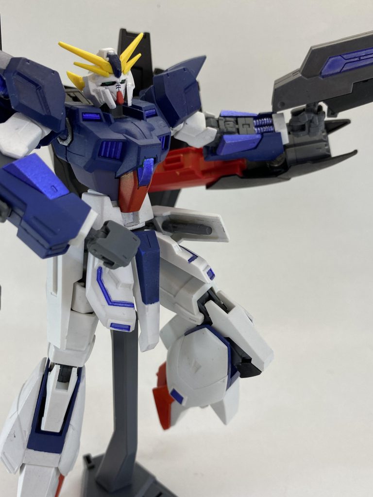 ビームサーベルはサイドスカートに収納できるようにしました。