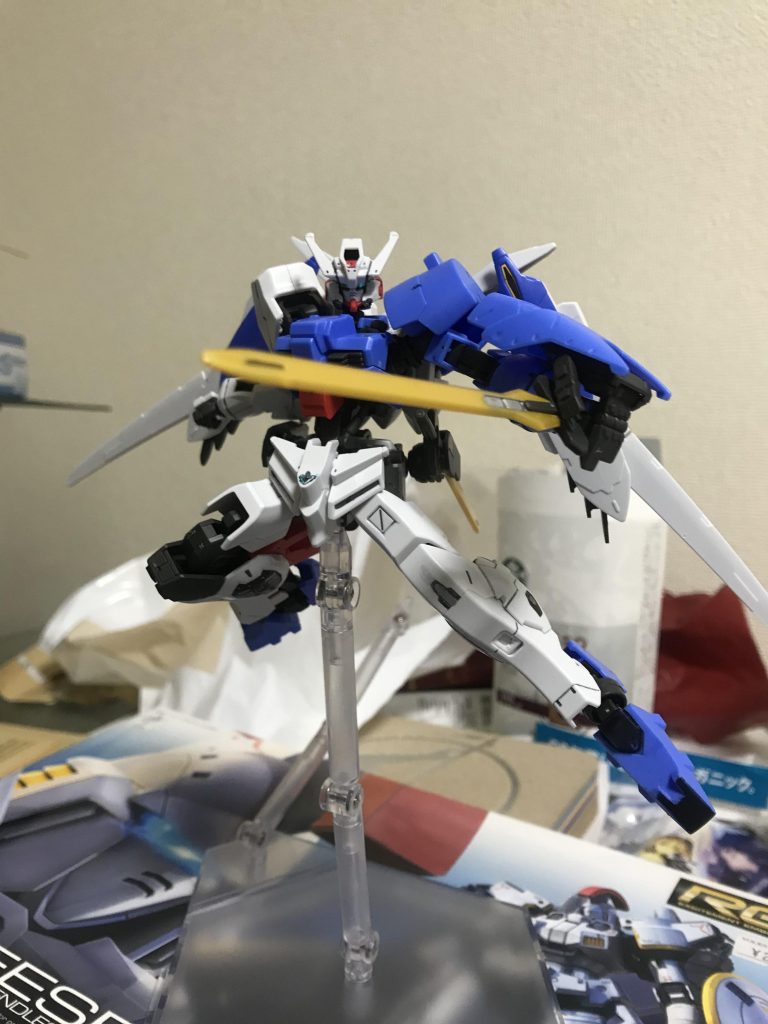 一部ガンダムマーカーで塗装しスミ入れもしてます。
が、スミ入れを一部忘れてましたww
よく見たらつや消しも忘れてますね。