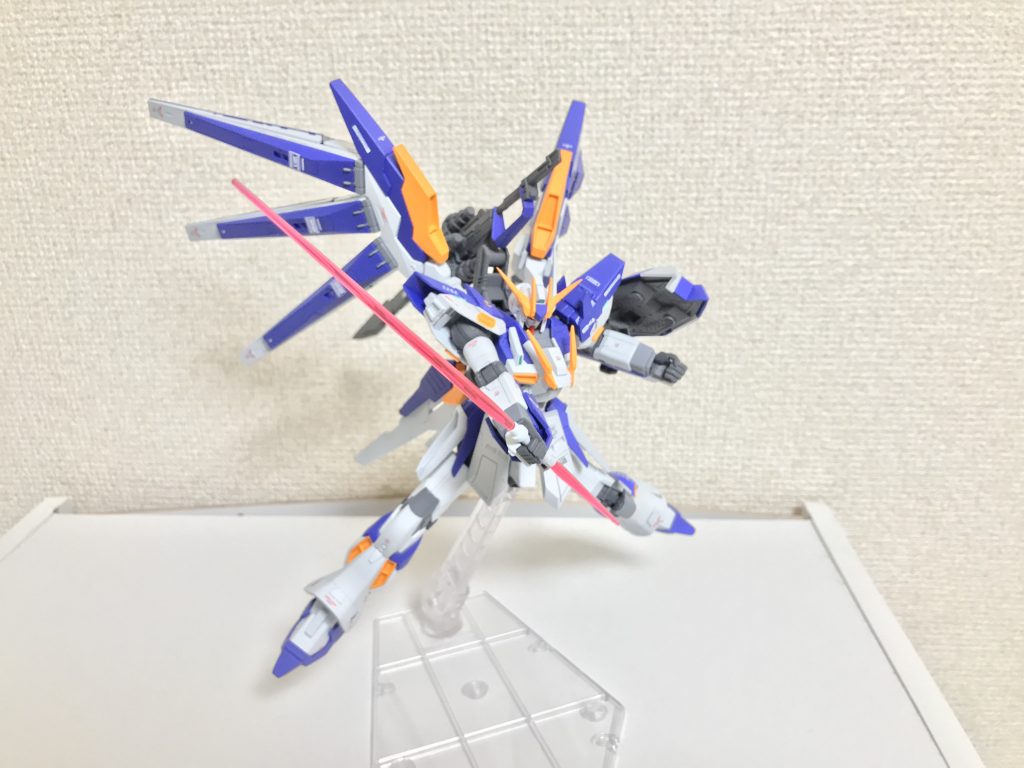 ビームサーベル。原型機の原型機であるHi-νガンダム同様双刃式のオーソドックスなビームサーベルであるが、ビームの色がボックスタイプ・ビームサーベルと合わせる形でピンク色に変わっており、非使用時はファンネルコンテナ内に格納されている。