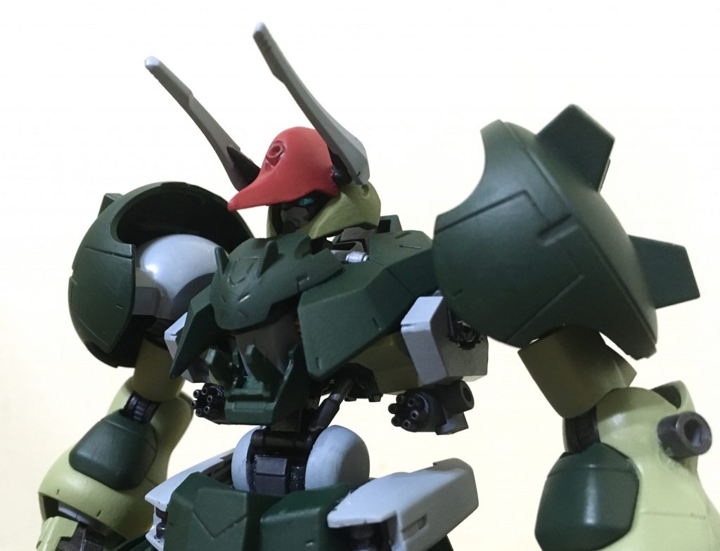 最後まで悩んだ頭部ヘルメットなシナンジュのパーツから。横から覗くガンダムフェイスが良き！