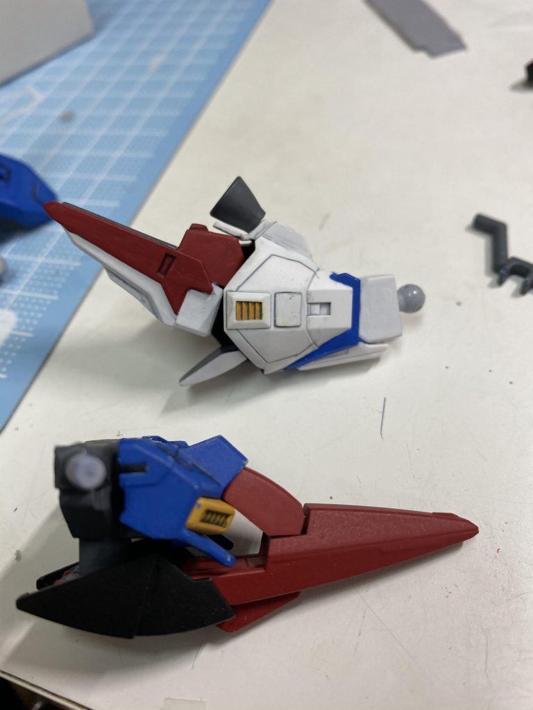 SDフレームに胸部アーマーとシールドをつけます。
足にフレームに付けるための軸とSD Zガンダムで作ったブーツをつけます。