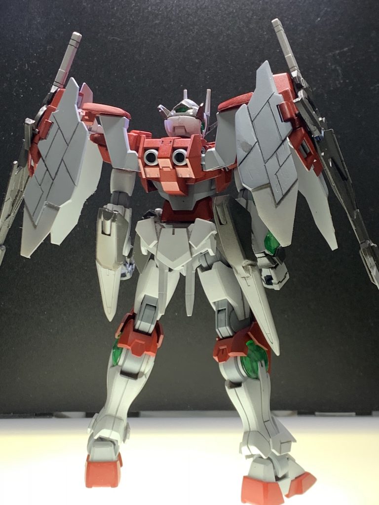 背面です。武装はGNロングソード2振りと腕のGNダガー2振りです。射撃武装がない事に途中気づきはしましたが、潔く近接突撃系にしました。