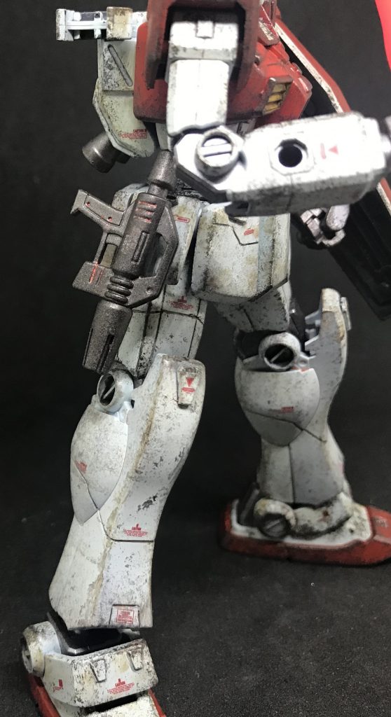 ビームスプレーガンはネオジム磁石で右側サイドアーマーにマウントできるようにしました。