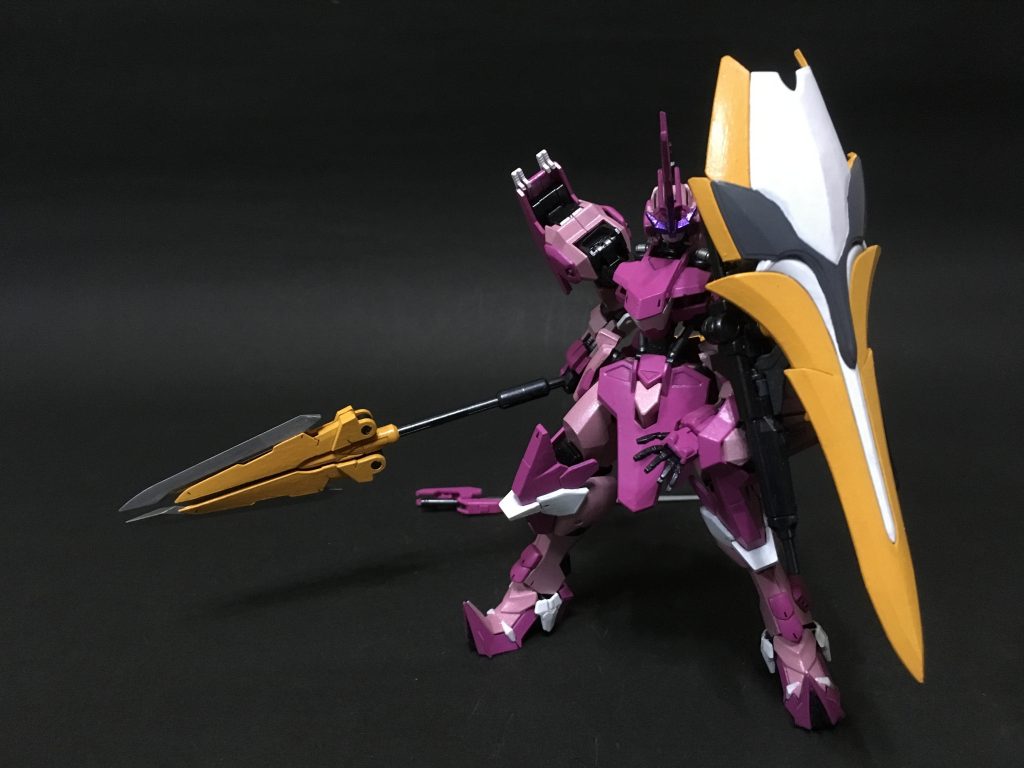 神殺しトリシューナ・アイアス対MA専用兵装。三又になる矛と、全長ほどある盾。