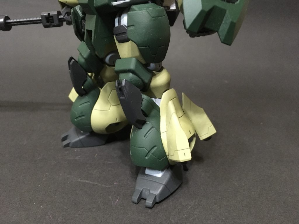 脚部。大腿部から膝はグリモアでグリモア よ足首にグシオンの脚をはめ込み。脹脛の外側にはマンロディの脚をスラスターとして。足首はケンプファーです。