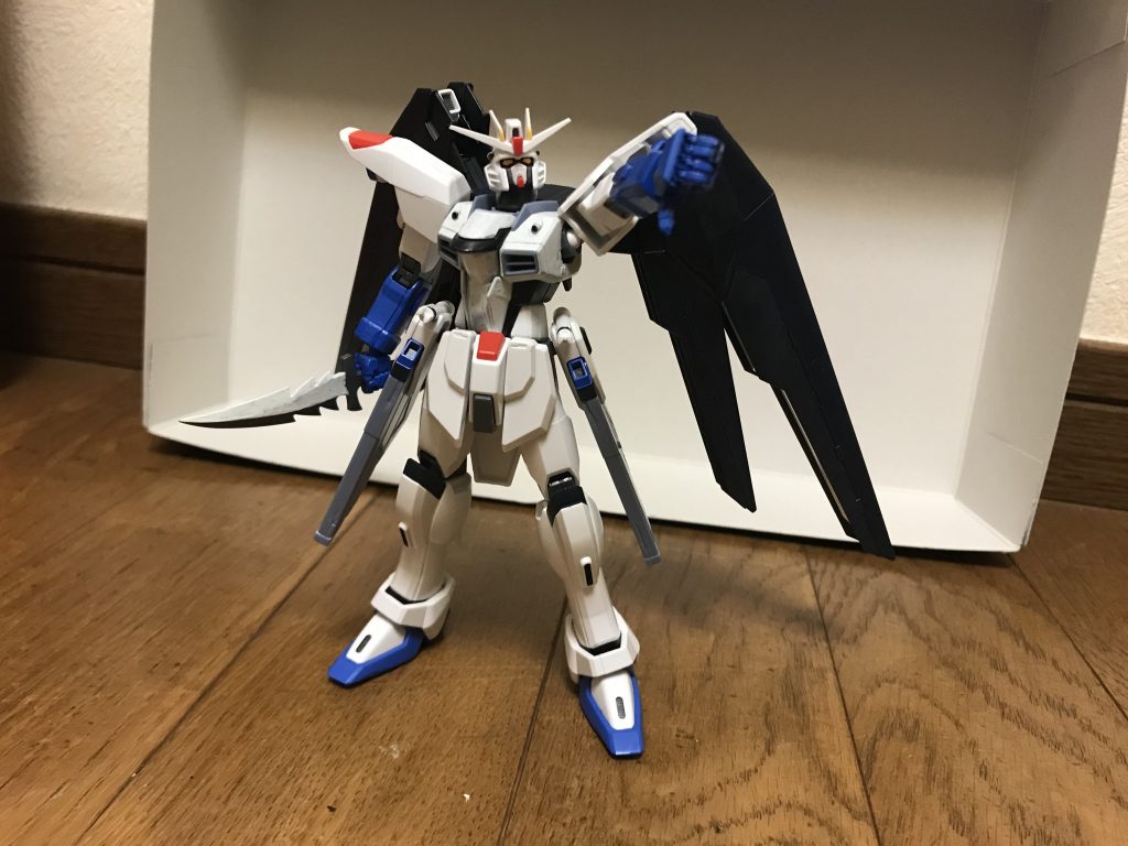 このガンプラは、HGCEフリーダムガンダムをベースにし、胸部とウイングのほとんどを白とダークブルーにしつつ、両腕部だけを青で塗装しています。エターナルエッジには、コトブキヤのファンタジーナイフのパーツに、一部ホワイトに塗装したものです。今回の塗装と独自設定は、「仮面ライダーエターナル ブルーフレア」をモチーフにしています。その為、ハンドパーツのサムズダウンも、再現してみました。さらに、機動武闘伝Gガンダムが由来となる「DG細胞」に、上位互換として「闇のDG細胞」という独自の設定を加えて、ダークヒーロー的なデザインに仕上げました。