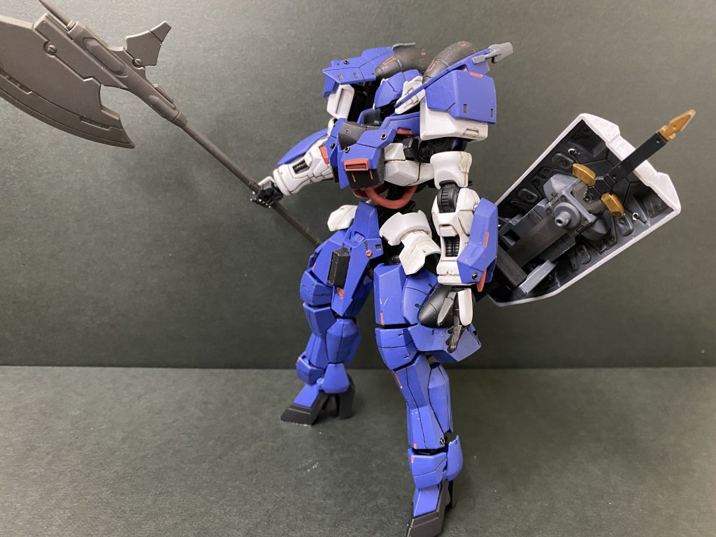 左腕にはライトニングフレイルを装備。
グフのヒートロッドに似ている感じ。