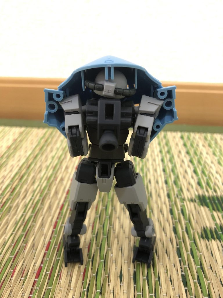 ジオネットゴッグの上半身は、こんな風に収まっています。
後に腕を上に曲げた方が収まりが良かったので、そのように変更しました。