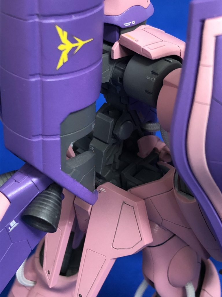 カラーはガイアノーツからエヴァカラーのピンクとパープル、ニュートラルグレーⅢとⅣです。メカ剥き出しの背面腹部がチャームポイントと思いディティールも頑張りました。