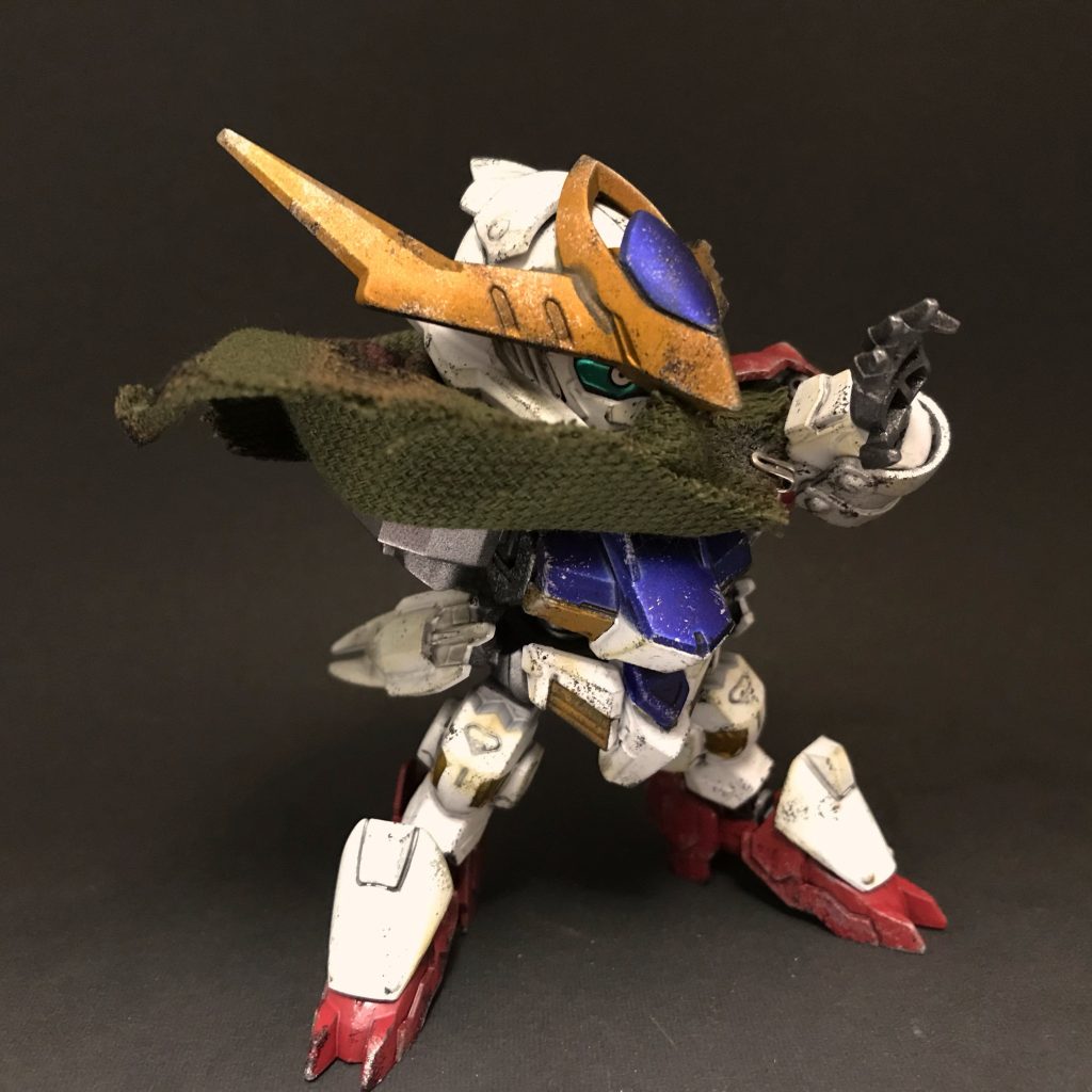 右腕は損傷してなくなっています。肩のフレームは戦闘後に後付けしたものという設定なので、ウェザリングはしてないです。
左眼はリミッター解除状態で赤いですが、右眼は元の青色になっています。