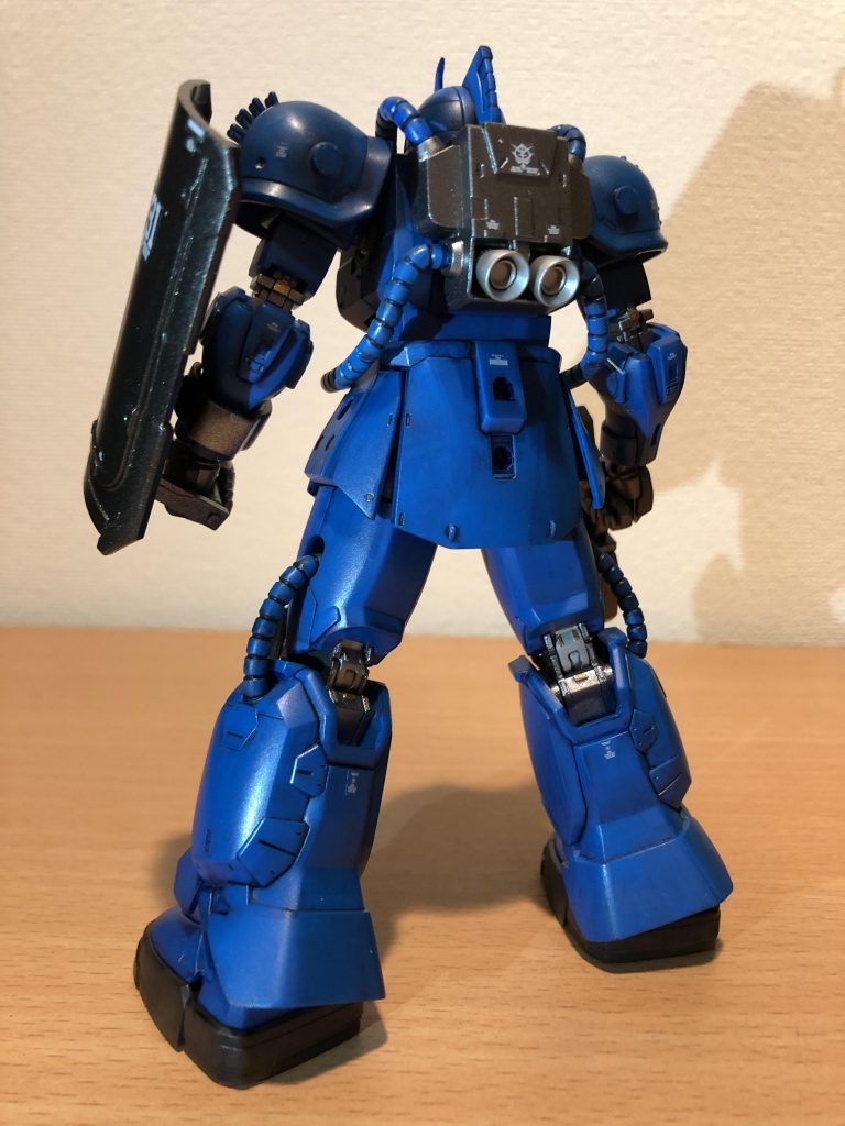 フレームや銃火器類はスプレー塗装。
ショルダーの合わせ目を消すのに苦労しました。