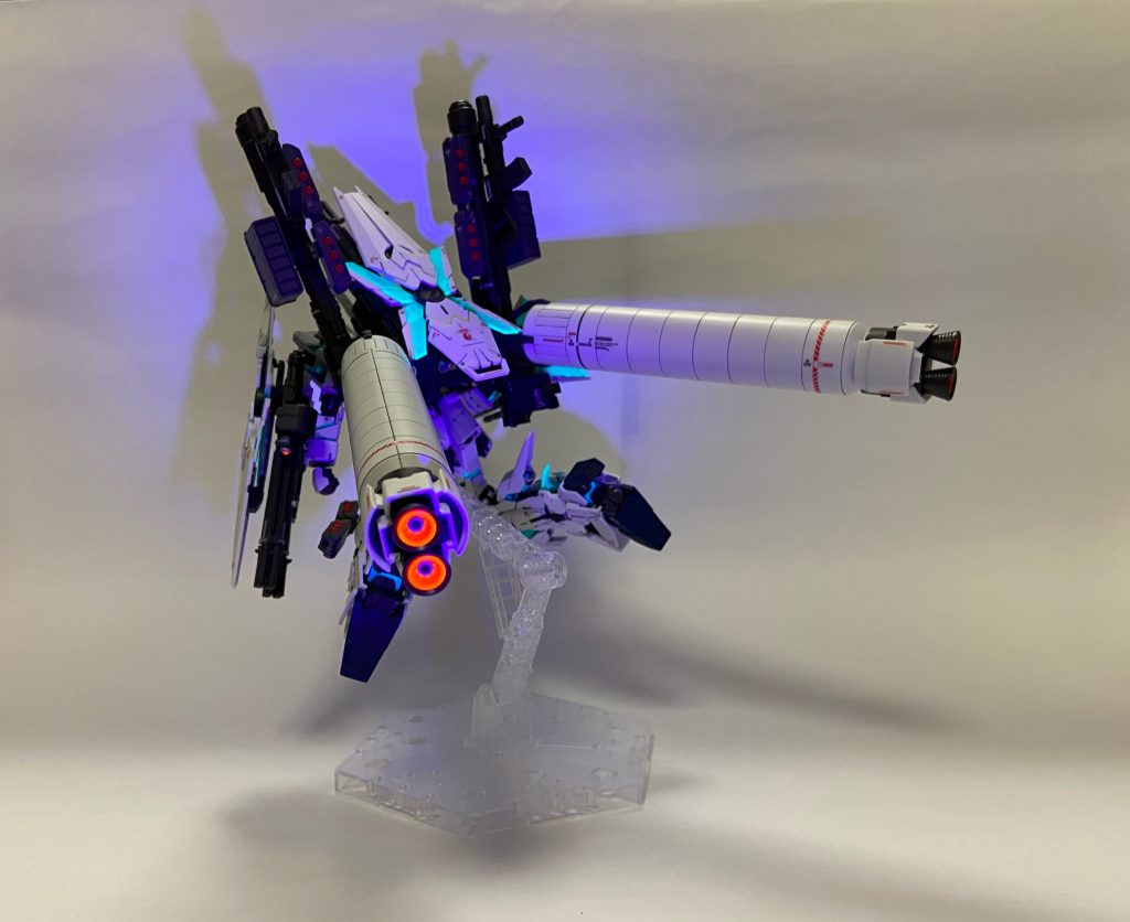 大型ブースターのバーニア内、ビームガトリングのスコープもブラックライトで光ります。